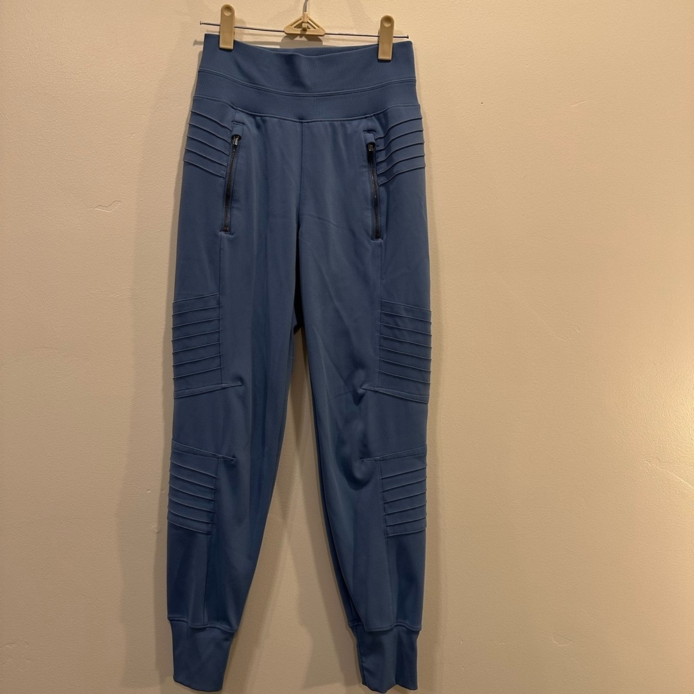 Athleta. Blue casual pants. Zipper back pockets. Size XXS.